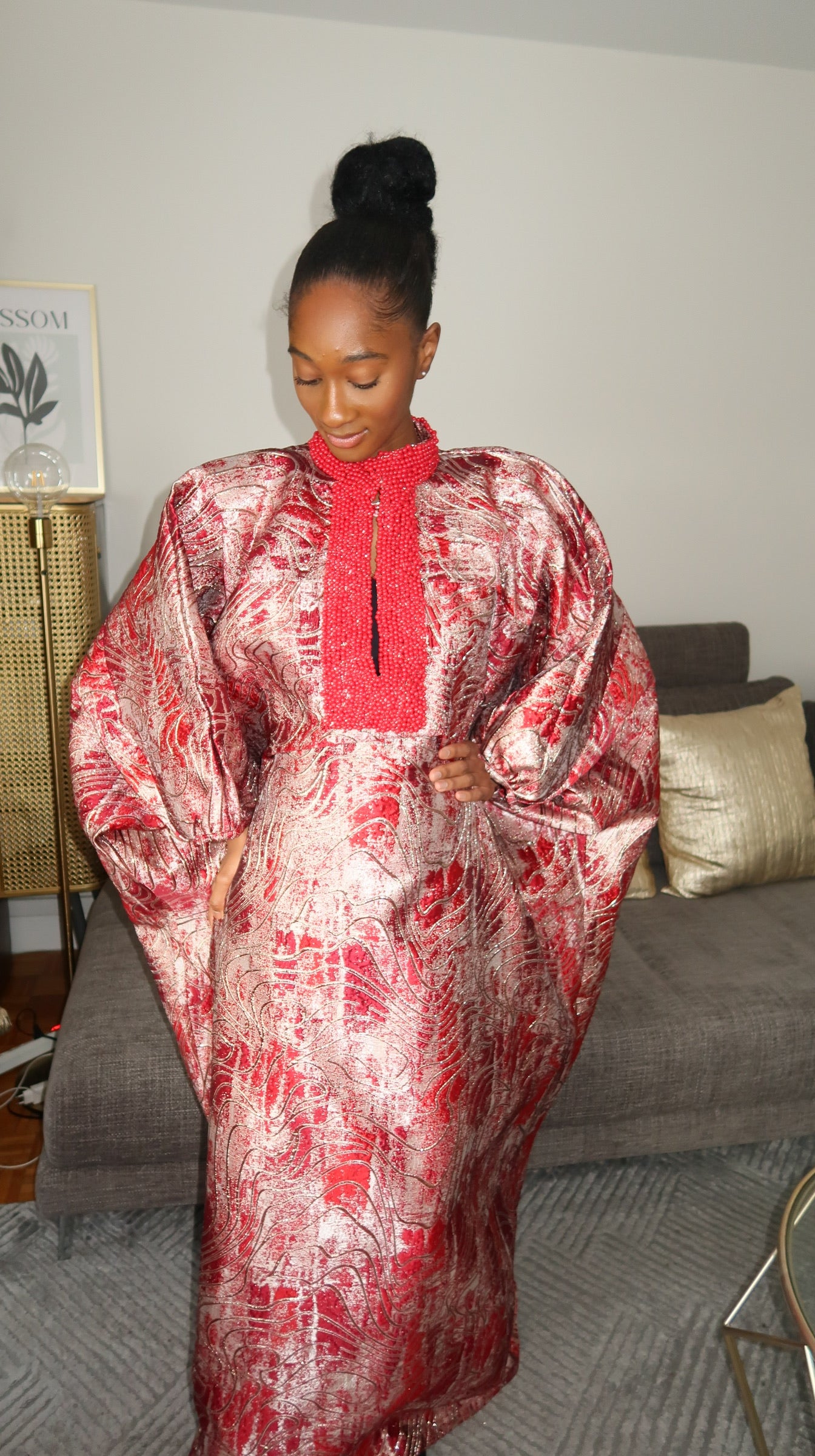 Robe brocard rouge perlée