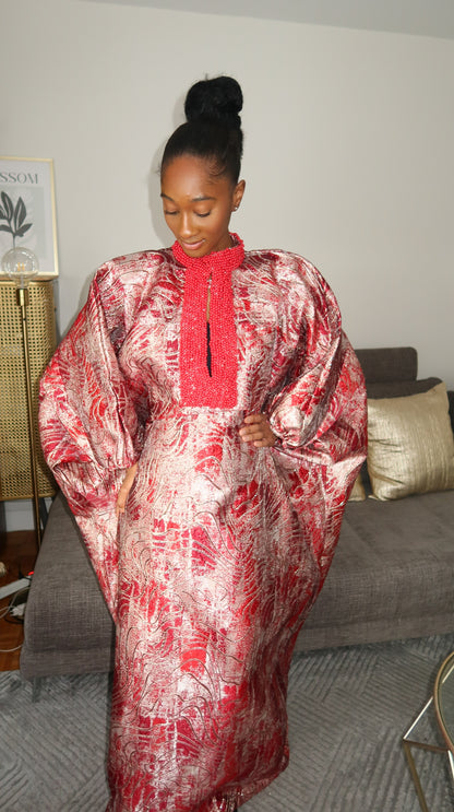 Robe brocard rouge perlée