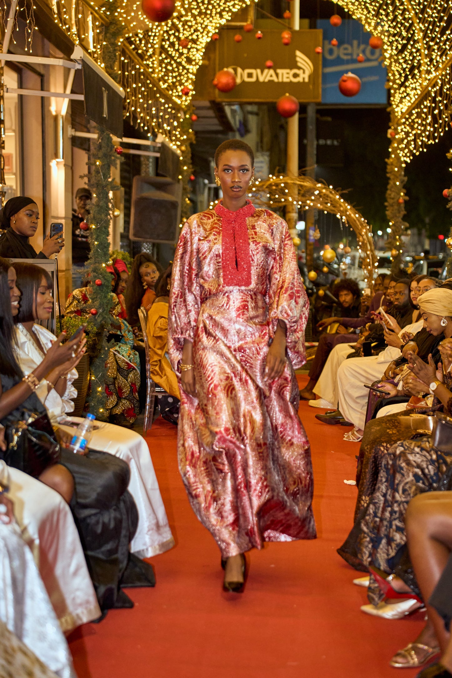 Robe brocard rouge perlée