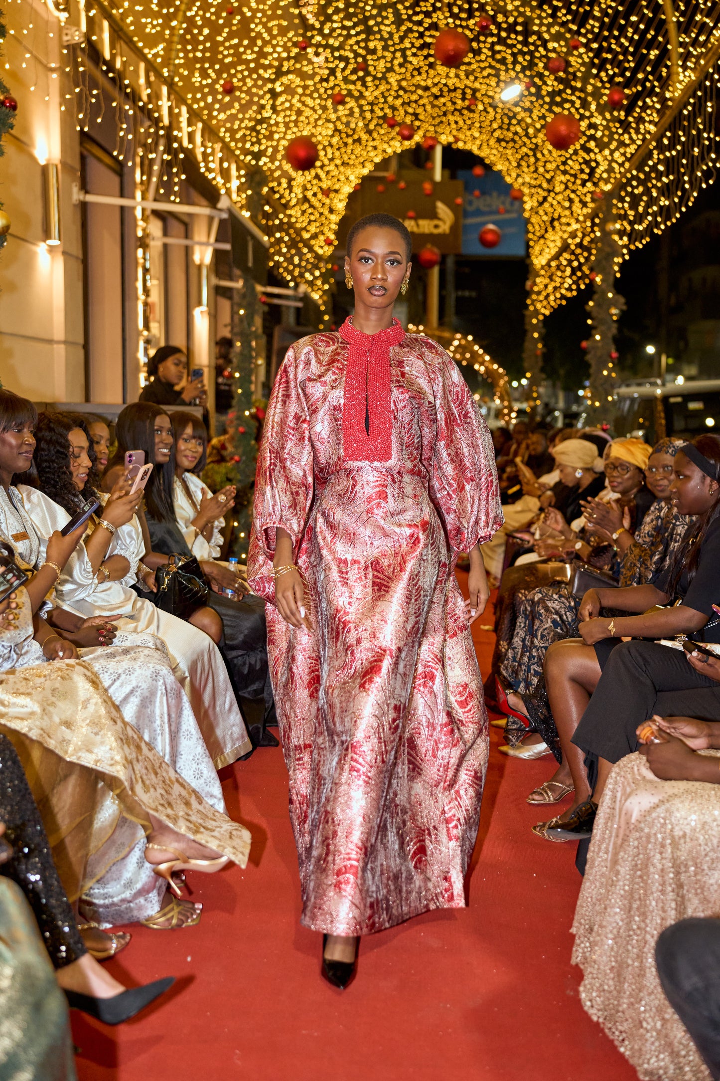 Robe brocard rouge perlée