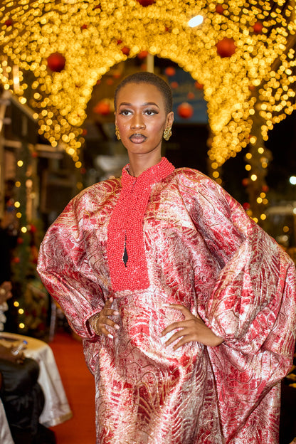 Robe brocard rouge perlée