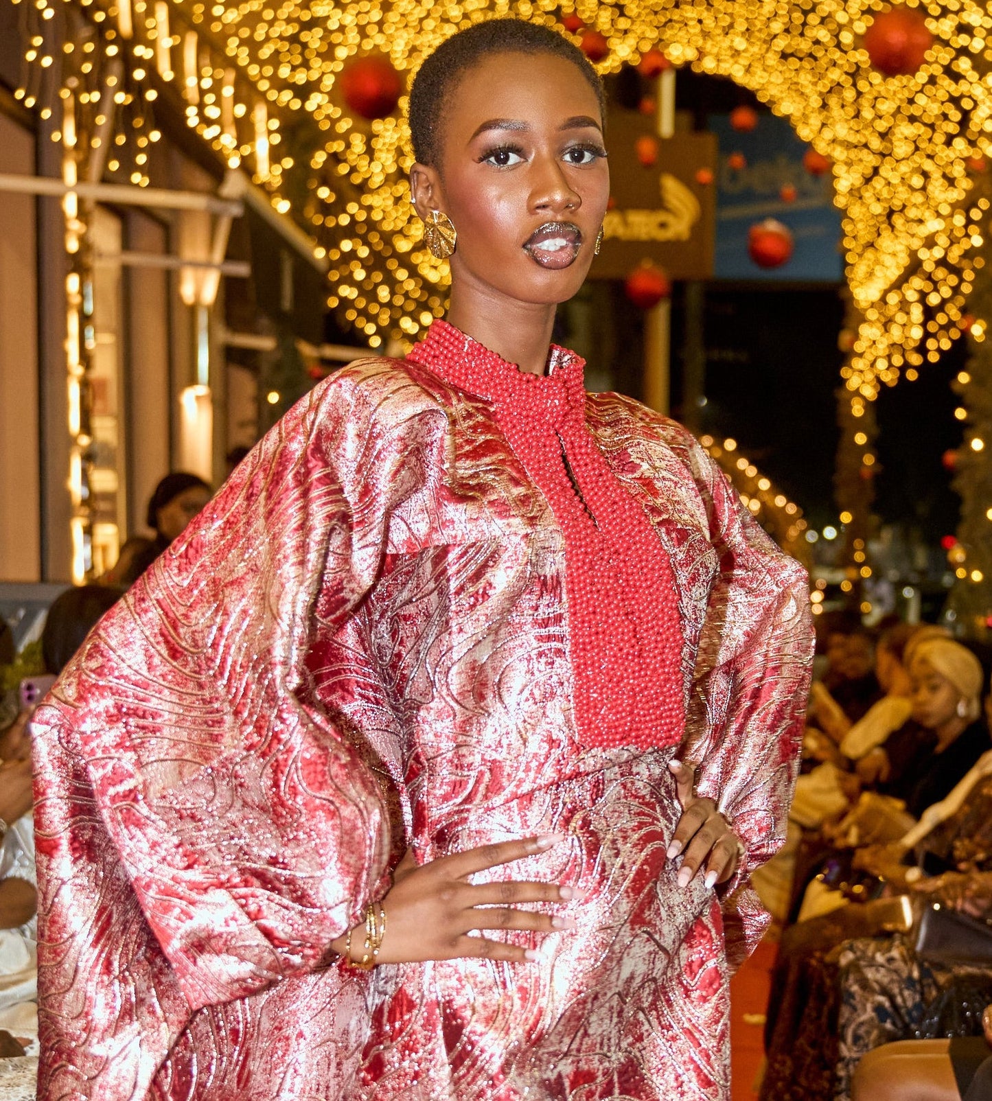 Robe brocard rouge perlée