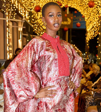 Robe brocard rouge perlée