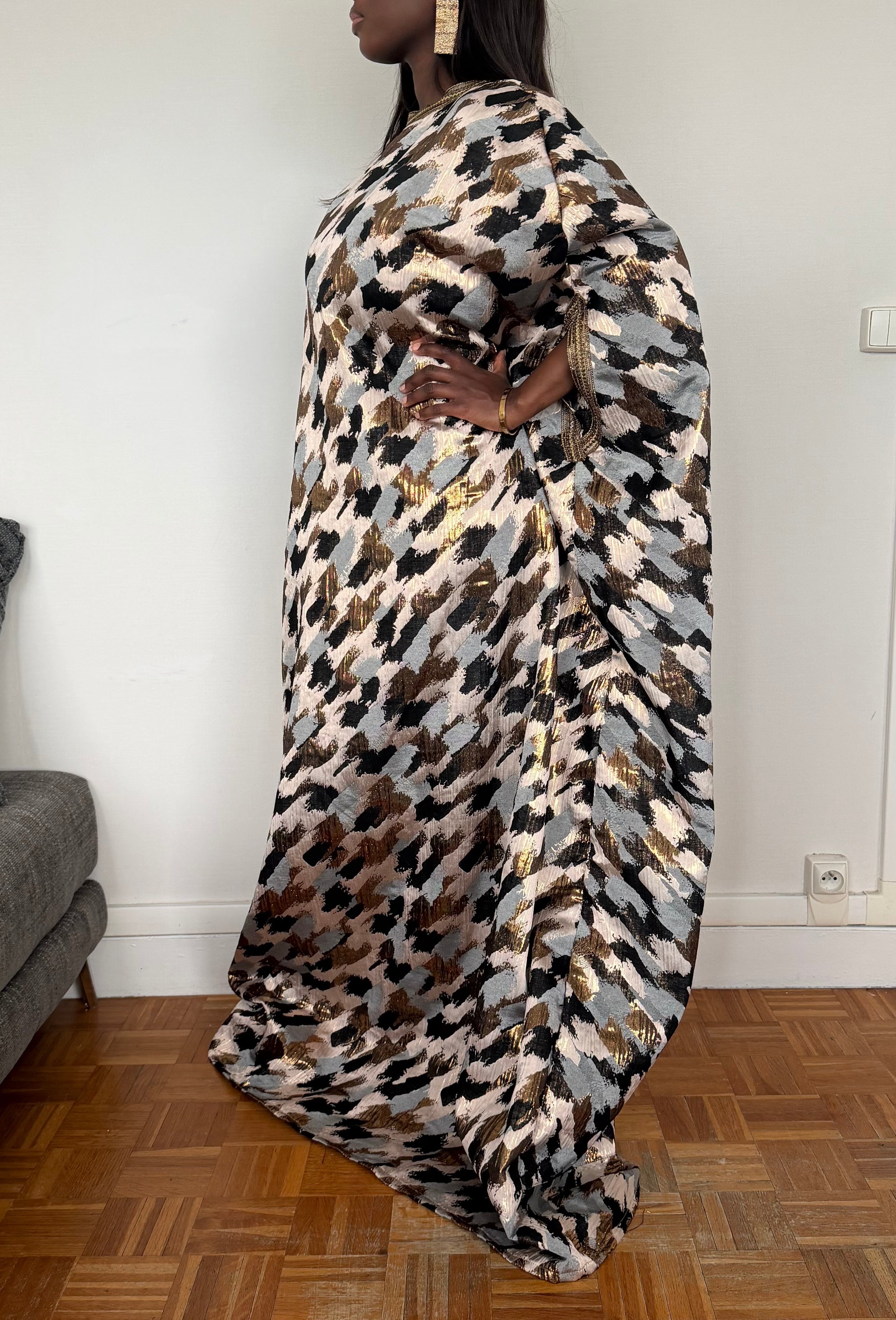 Robe cape en brocard avec garnitures