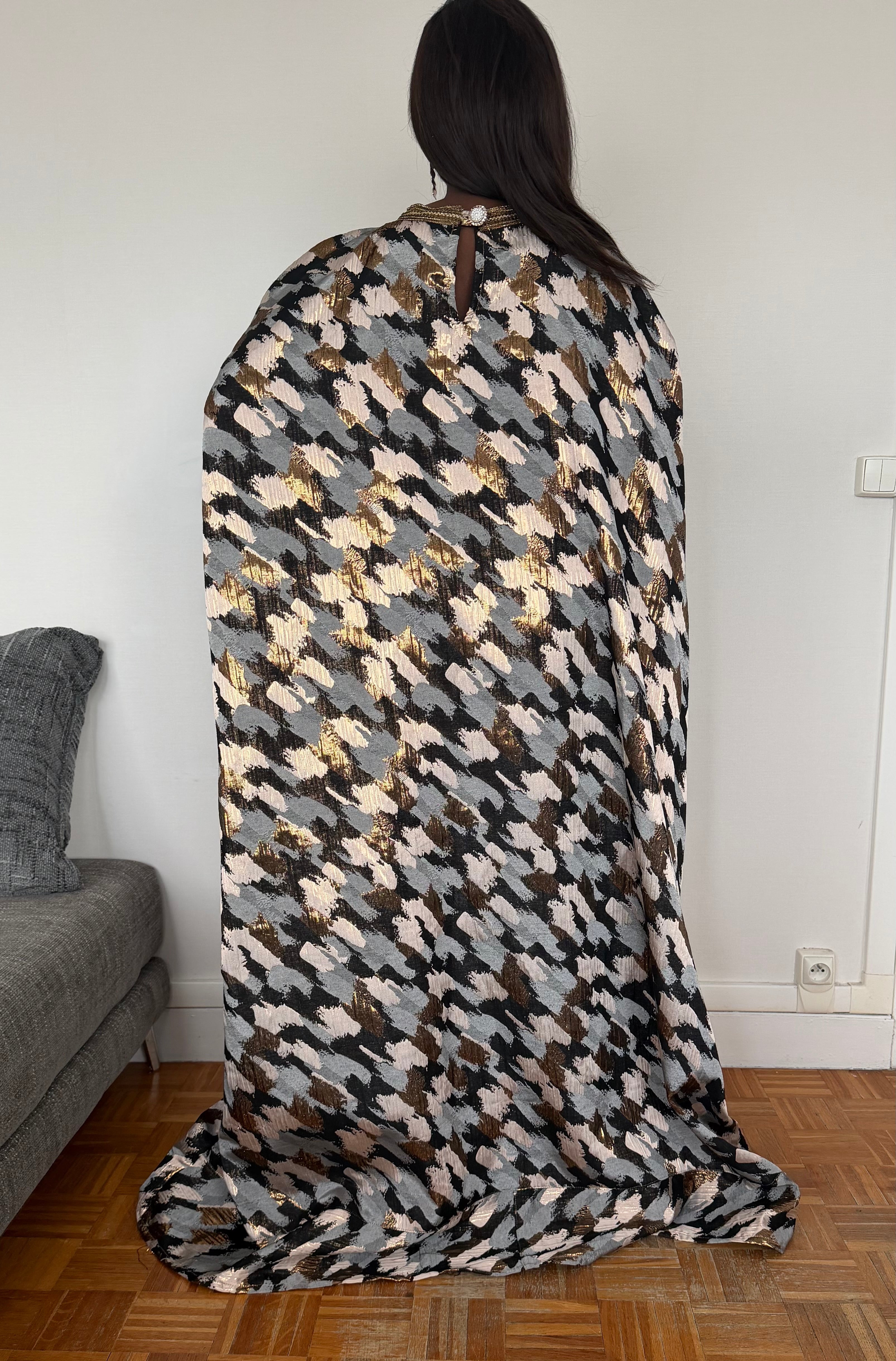Robe cape en brocard avec garnitures