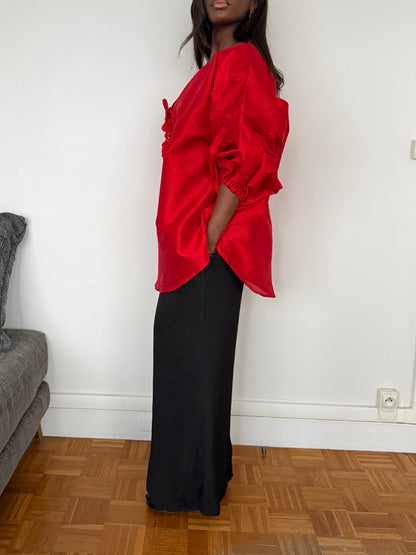 Haut monochrome rouge à détails fleuris
