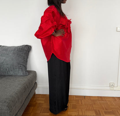 Haut monochrome rouge à détails fleuris