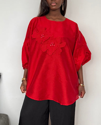Haut monochrome rouge à détails fleuris
