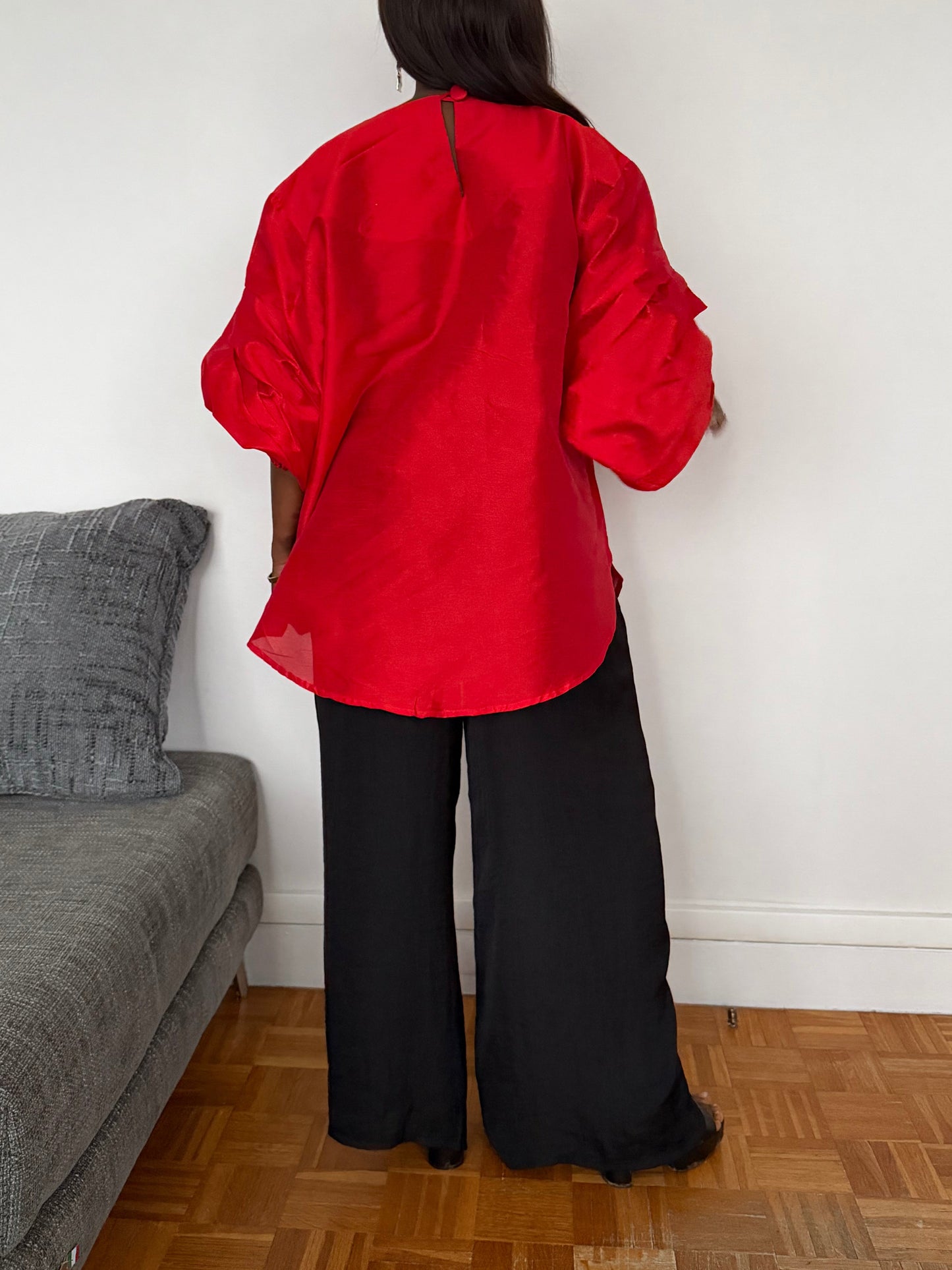Haut monochrome rouge à détails fleuris