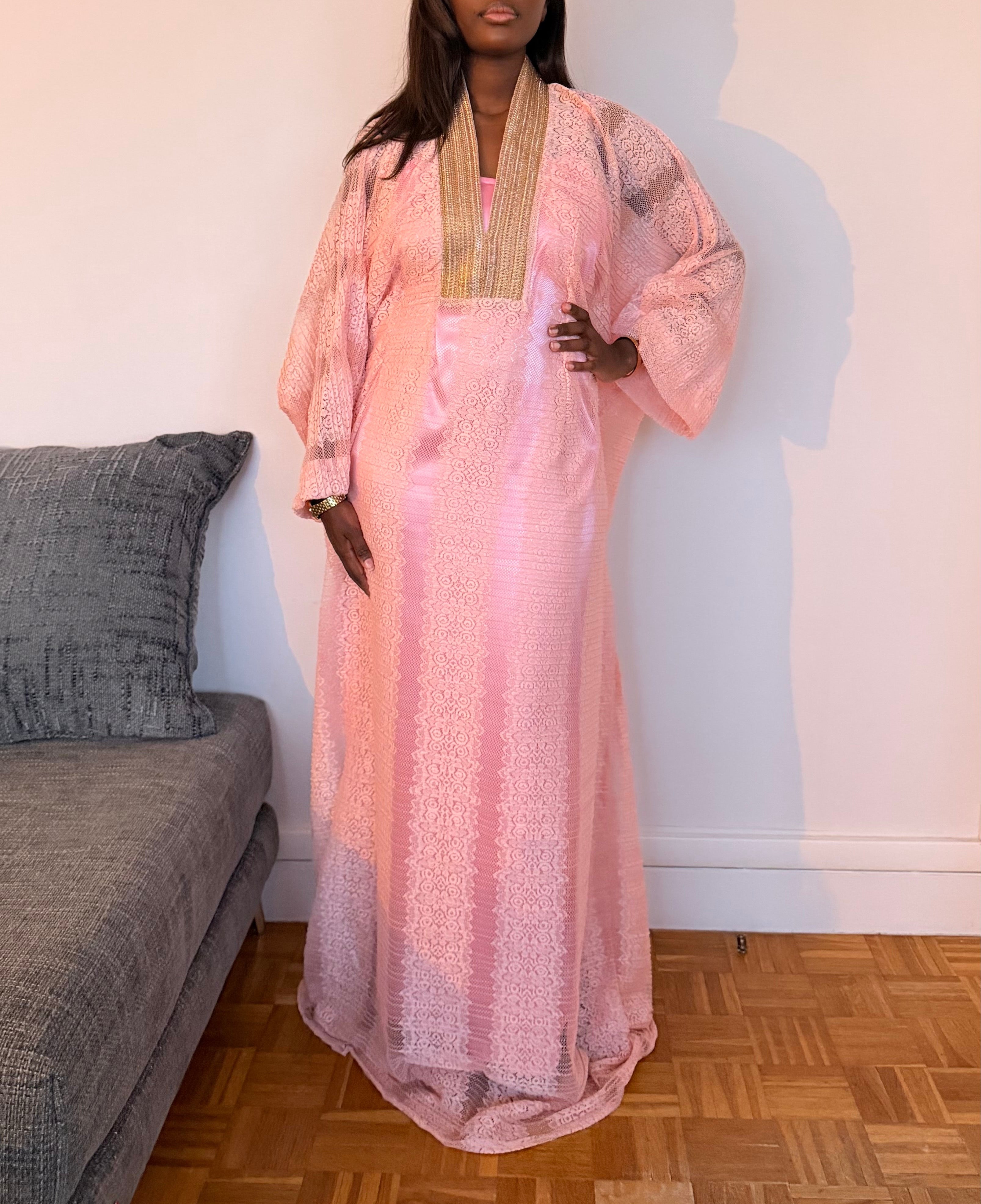 Robe en dentelle rose - col tissé or (deux pièces)