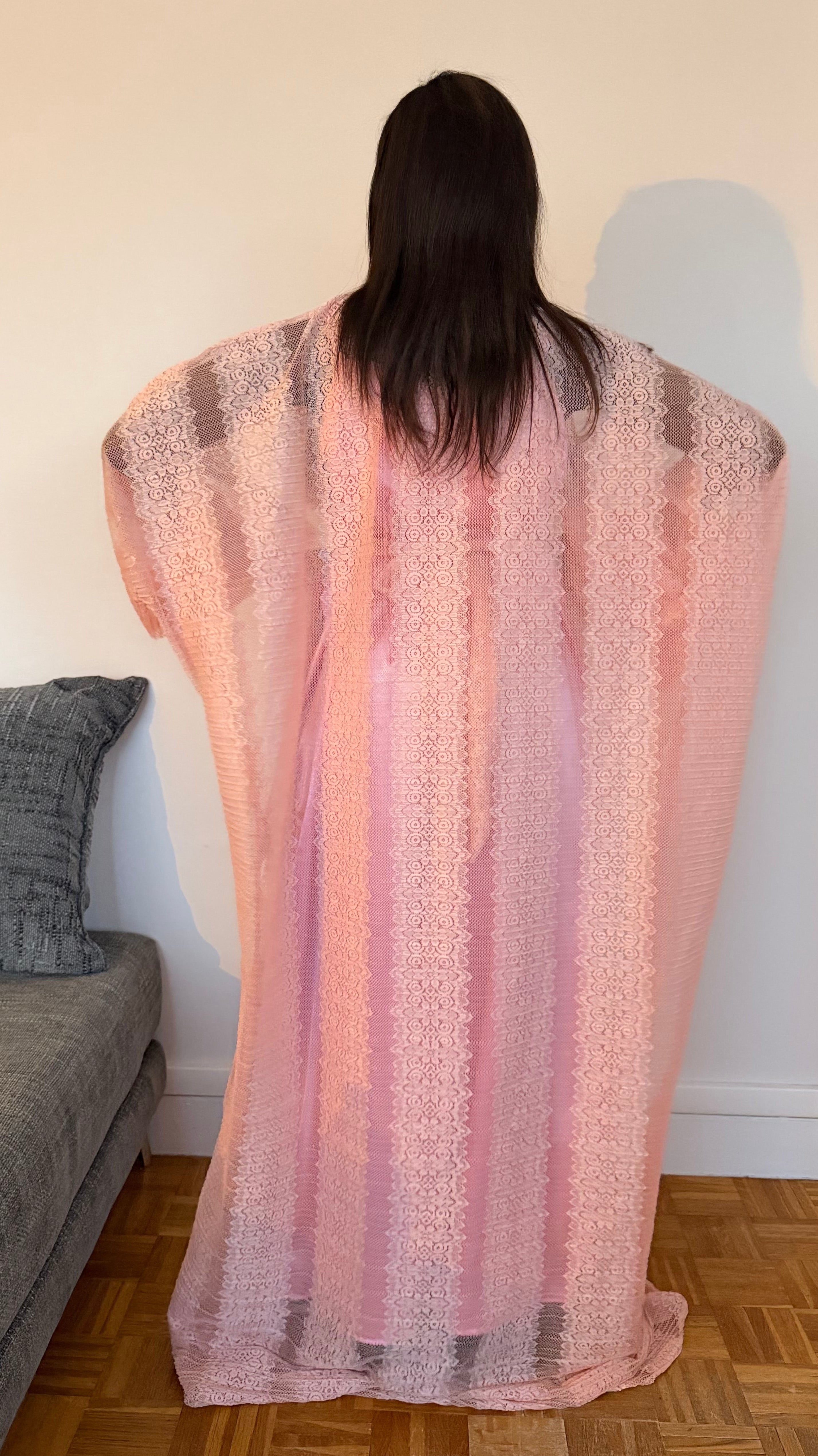 Robe en dentelle rose - col tissé or (deux pièces)