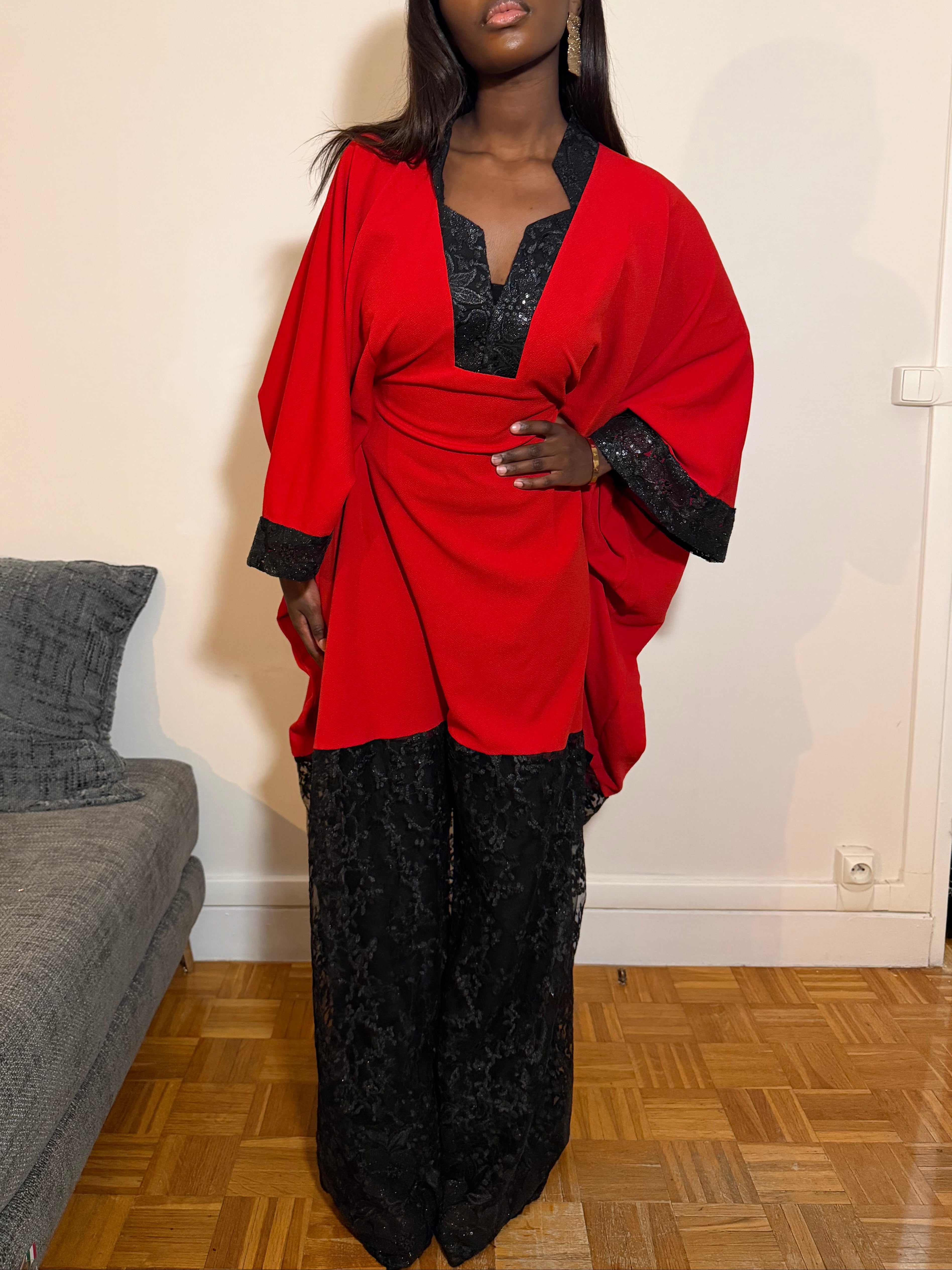 Boubou en crêpe rouge avec sequins noirs