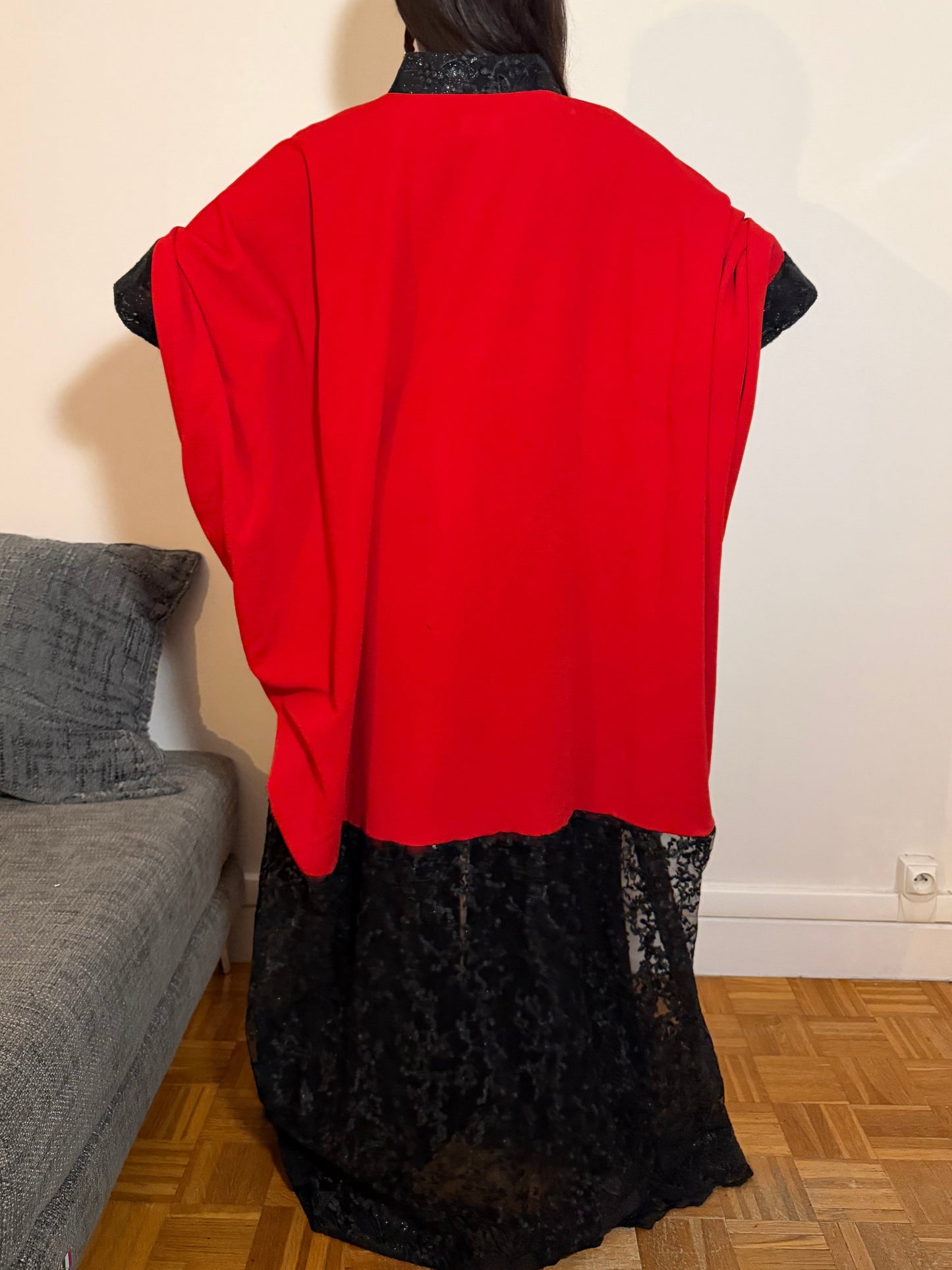 Boubou en crêpe rouge avec sequins noirs
