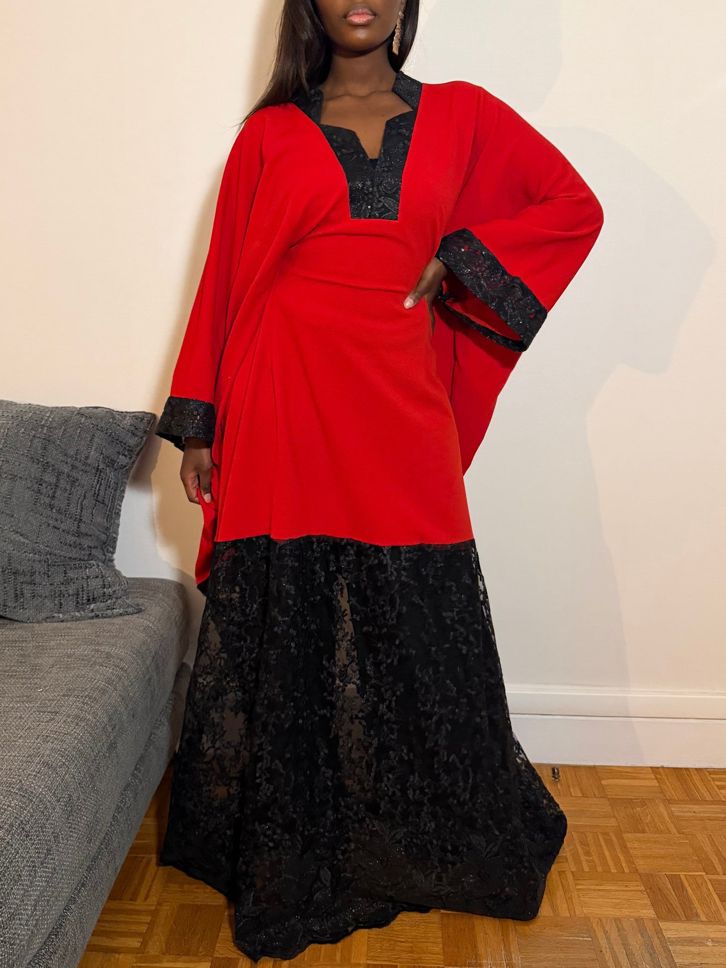 Boubou en crêpe rouge avec sequins noirs